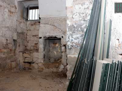 Tra di essi si apre il salone centrale, anch'esso messo a dura prova dai segni dell'incuria. Qui tra lastre di vetro, tubi di gomma e spazzatura � visibile la nicchia che un tempo ospitava uno dei forni del mulino
